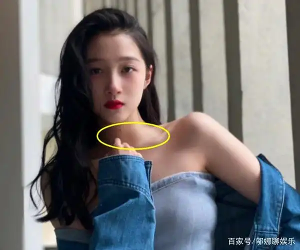 关晓彤晒锁骨照,却忘了给脖子扑粉底,上面印痕让网友不敢放大看