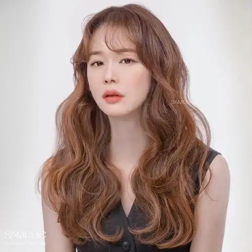 大波浪发型是一种经典的发型,其特点是头发呈现大波浪状,适合各种长度