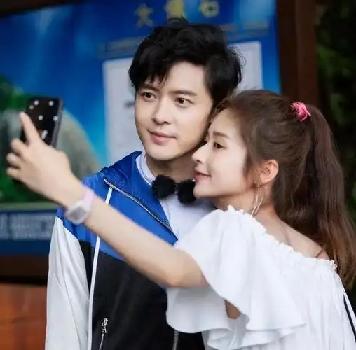 只不过在王靓雅与付辛博的绯闻爆出后,杨紫却火速删除了与她的一切