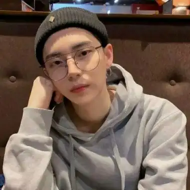 戴眼镜男生照片头像