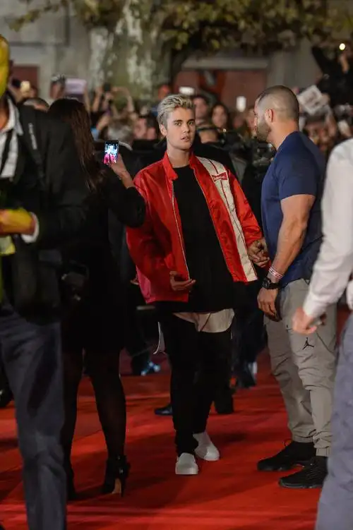 「考古时间」2015年的11月7日,比伯@justinbieber参加法国9193的