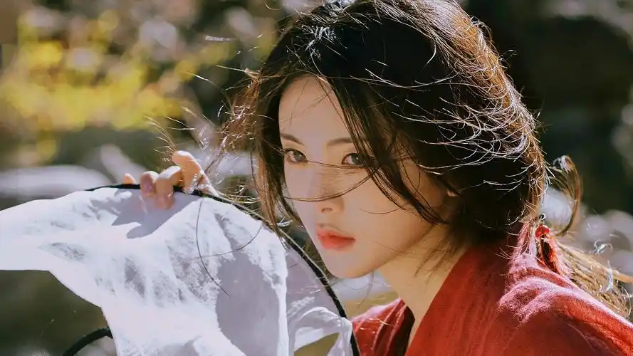 杨超越红衣雪山旅拍电脑桌面图