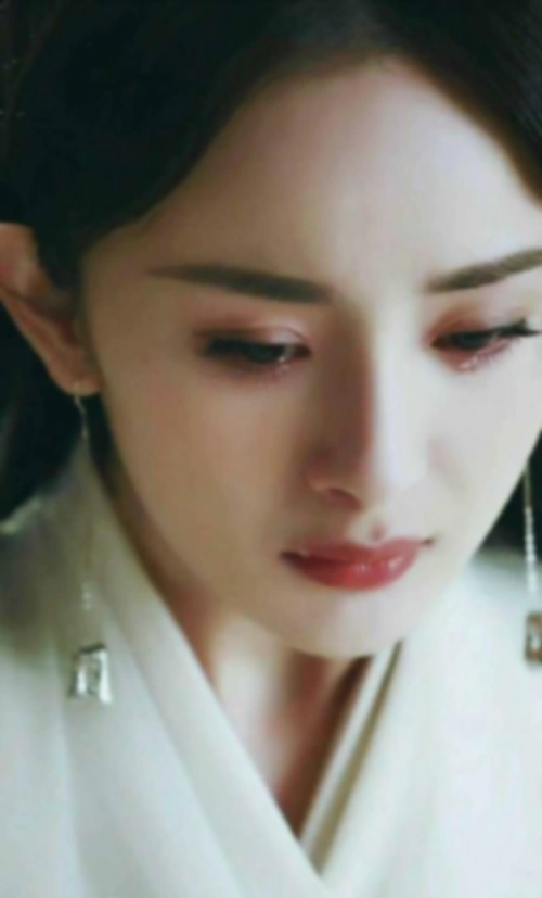 古装美人落泪,刘亦菲唯美,杨幂凄美,而她却是典型的白莲花