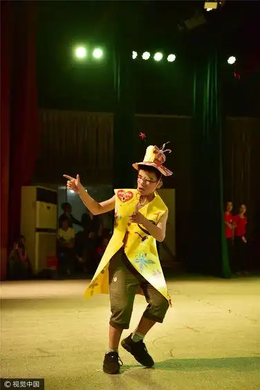 贵州黔东南:特殊儿童服装秀迎"中秋" 废旧物品变身"时装"