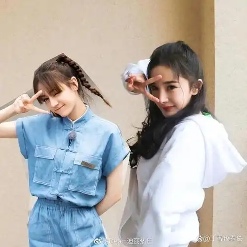 杨幂深夜留言庆迪丽热巴32岁生日,姐妹情深,羡煞旁人!