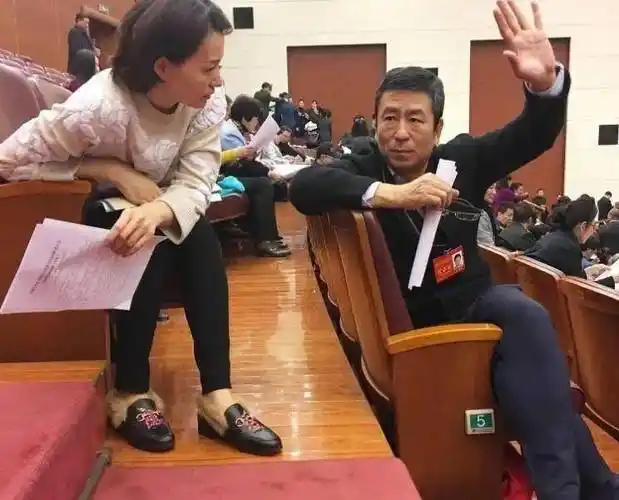 没想到董卿素颜跟化妆差这么多,跟朱军彩排,大变样认不出,但她的才气