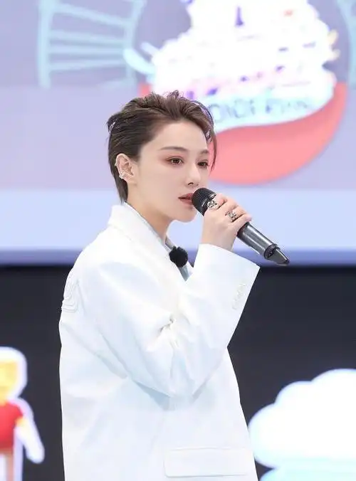 军嫂张馨予剪短发也能很性感一袭白色v领修身裙好身材尽显