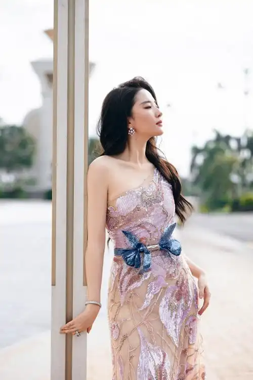 刘亦菲##热门美女#  刘亦菲真的仙气飘飘.