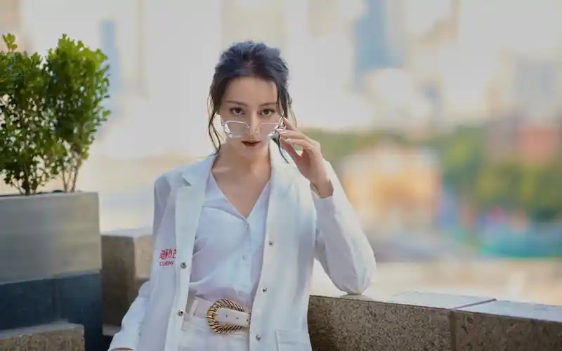 迪丽热巴时尚写真桌面壁纸