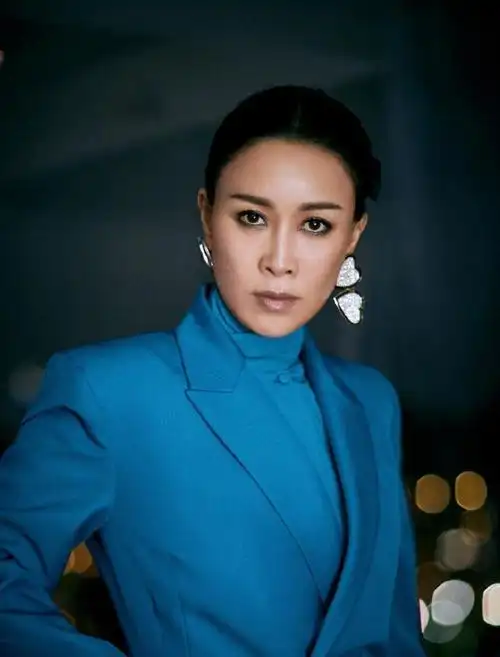 那英52岁还这么活泼穿撞色大衣内搭黑色套装帽子东北范儿十足