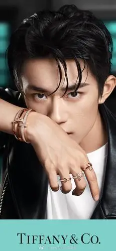 易烊千玺的高清壁纸来袭,凌厉的眼神直击你的心