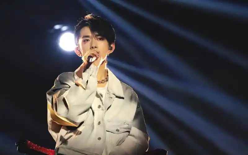 【易烊千玺】第一排正对易烊千玺听神仙唱歌