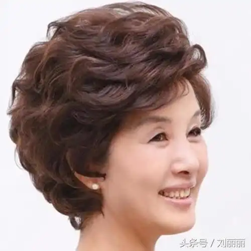 50岁的妈妈换个发型,焕发青春气质,过快乐女神节3.