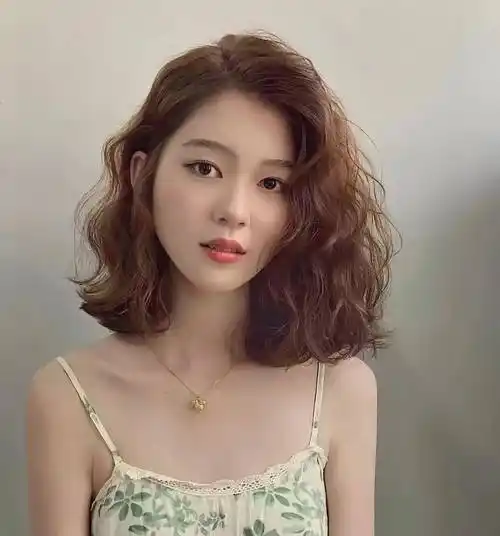 这种发型适合所有脸型,尤其是圆脸和方脸的女性,可以很好地修饰脸型.