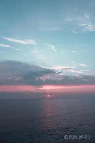 多云的天空和平静的大海.惊人的自然照片