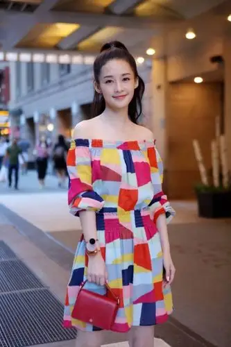 李沁最新性感街拍香肩微露写真图片