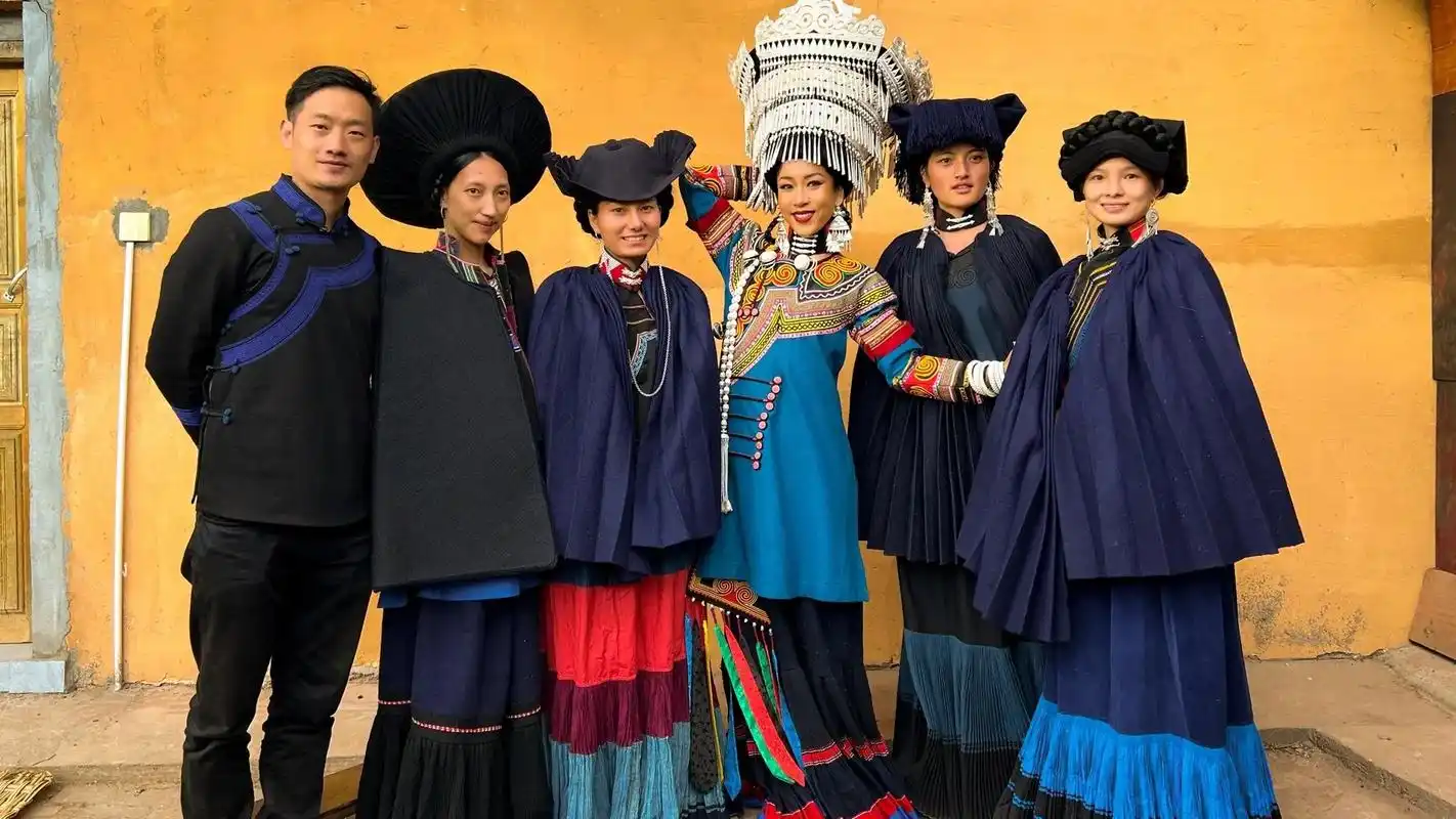 少数民族服饰 #彝族 #合照留念 好听的歌配好看的人,吉克 - 抖音