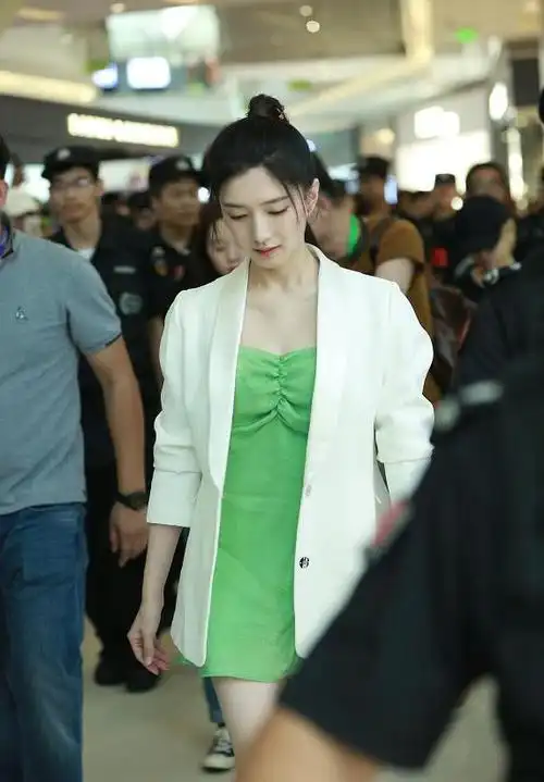 江疏影出席活动,流苏马尾发型别致而优雅,越来越少女