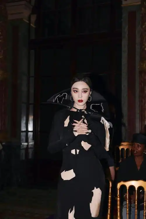 fanbeauty代言人范冰冰#身着高定华服,受邀出席#巴黎高定时装周#品牌