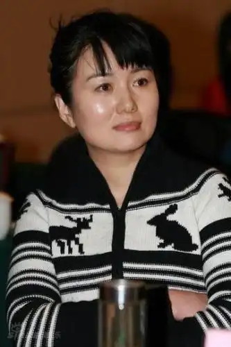 郑卫莉出生于湖北省武汉市,毕业于湖北艺术学院.