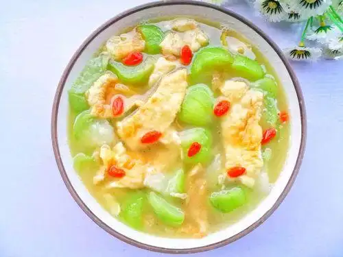 丝瓜汤鸡蛋汤的做法大全家常(丝瓜鸡蛋汤怎么做好吃又简单的家常做法)