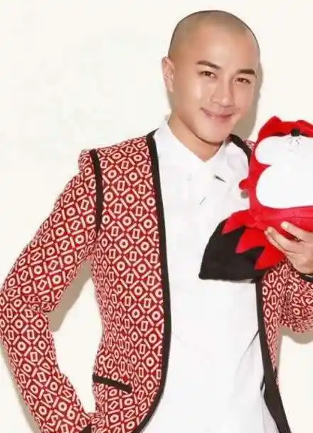 刘恺威新年写真-举春联光头出镜