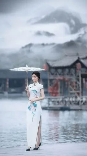 走进烟雨江南留下一个寂寞而凄美的背影