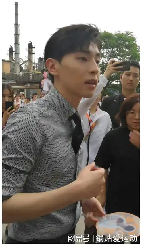 邓伦帅气现身街头遭粉丝围堵狂拍幸亏有保镖在了