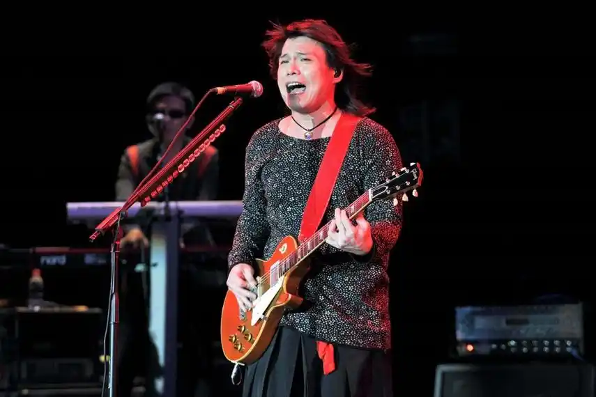 歌手伍佰经常在台上邀请歌迷合唱(资料图片 来源:新华社)