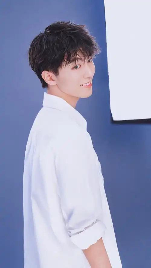 王俊凯阳光帅气写真手机壁纸