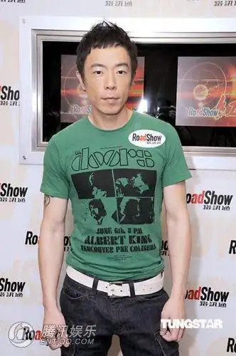 组图:黄家强黄贯中携手做宣传 将重修家驹坟墓