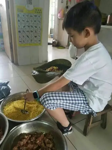 我认真包粽子的侧脸还挺好看的