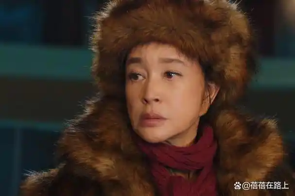 1987年,刘晓庆与姜文合作拍摄了电影《芙蓉镇》.