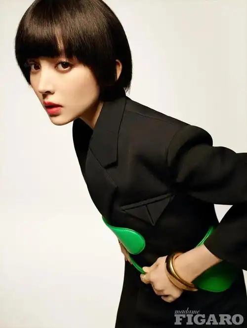 古力娜扎酷飒短发写真太美了魔鬼身材性感靓丽