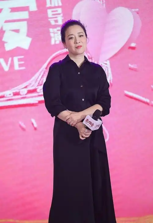 陈小艺胖起来真的挺好看的,穿亮晶晶的裙子好显嫩,不像年过半百