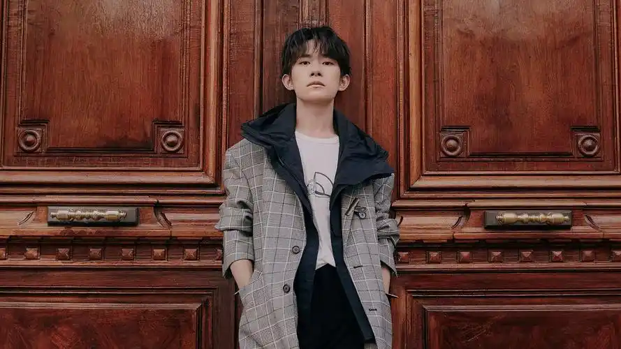 易烊千玺明星风尚壁纸2