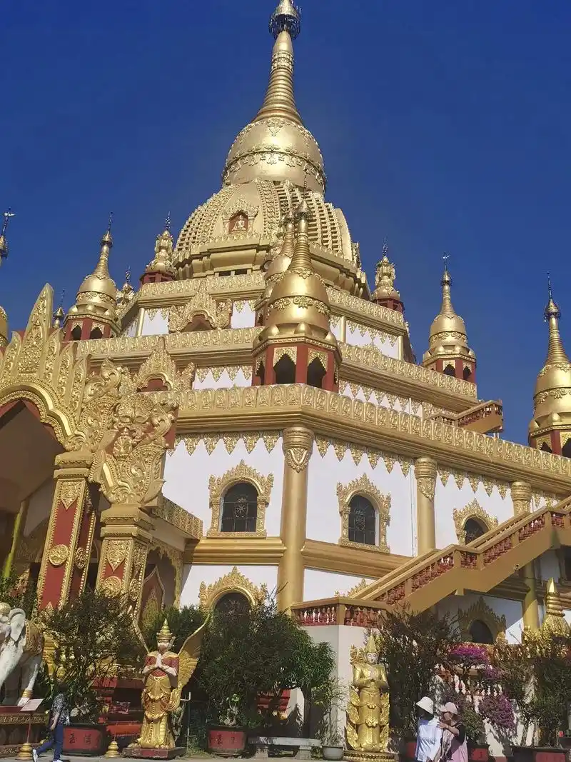 金碧辉煌的大金塔,"梦幻"般的大银塔,一塔一世界,一心一菩提 - 抖音