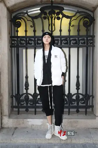 许凯曝初冬街拍长腿暖男演绎冬日穿搭法