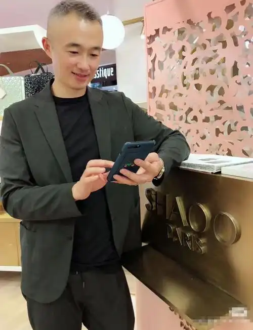 52岁主持人程雷罕现身穿两万元马甲戴金表消失三年转幕后