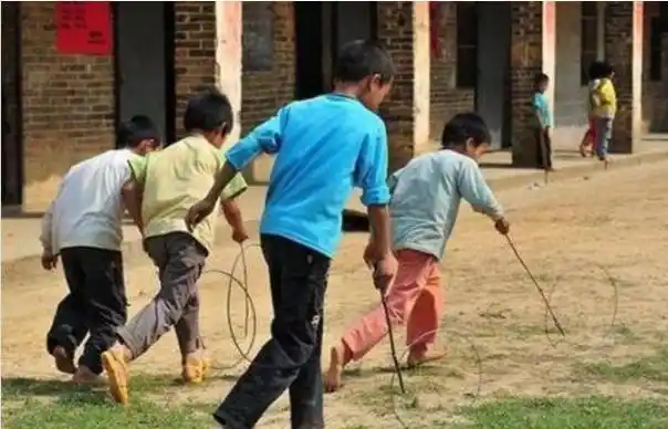 在农村没有游乐场,但小时候的生活却比现在还快乐