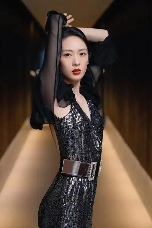 童瑶火了之后气场更强,"金属感"连体裤高级显贵,看着就不好惹