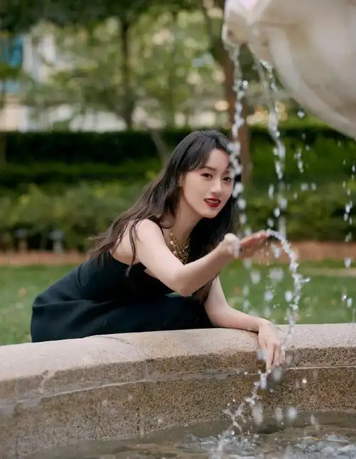 简介:袁冰妍黑色连衣裙性感写真图片,分享一组袁冰妍图片给大家,图中