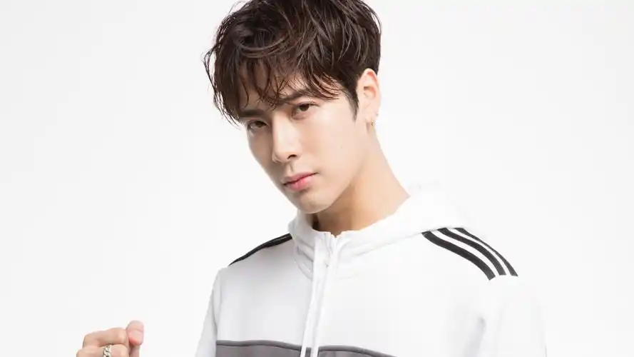 26m上传时间:2020-06-16壁纸标签:明星王嘉尔明星风尚壁纸封面图明星