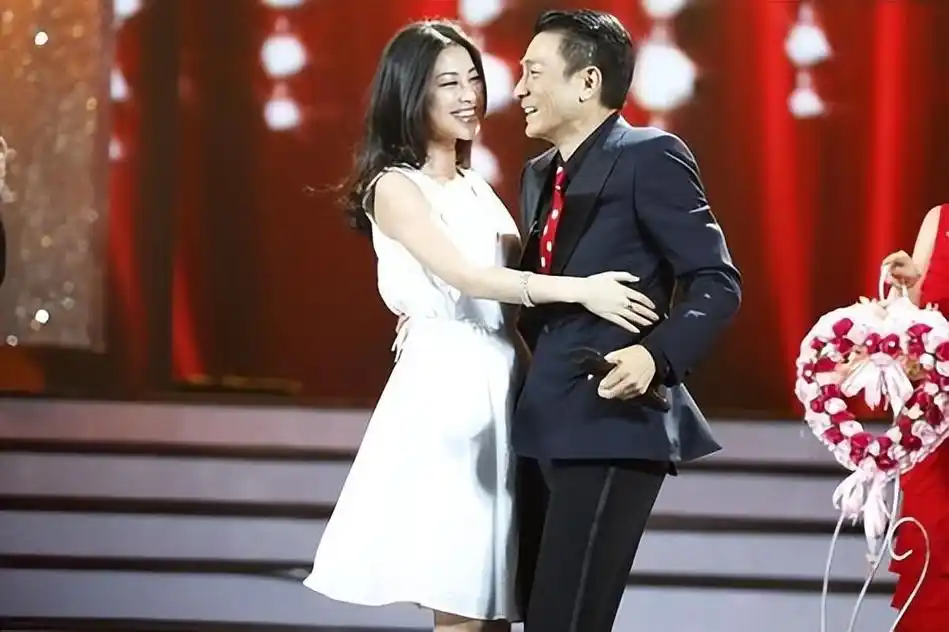 刘德华不停摆手让朱珠走位,朱珠却一脸懵懂,严严实实的遮住了"男主角"