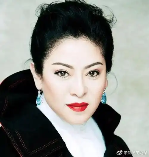 近日有人曝出向太年轻时的一张照片,便是让人耳目一新.