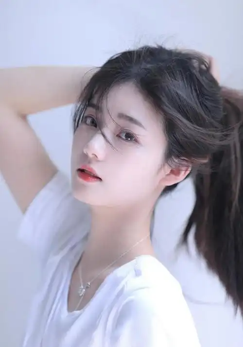 为什么这个女孩只穿单色白t恤就特别漂亮肤色和颜值很重要