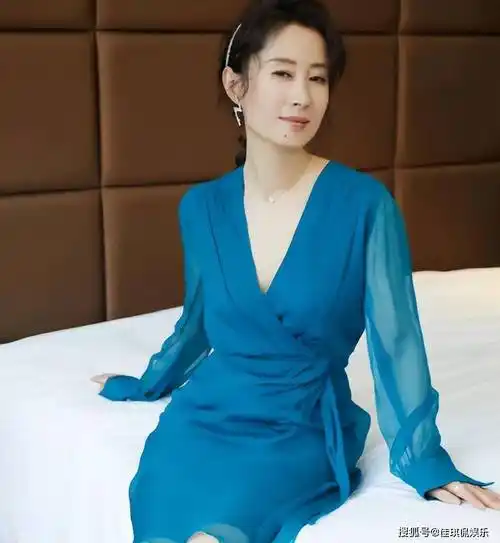 刘敏涛太酷了,穿素衣剃光头上节目,完全不在乎他人眼光_造型_母亲_女