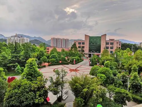 毕业生们再见! 贵定二中是你们永远的家.