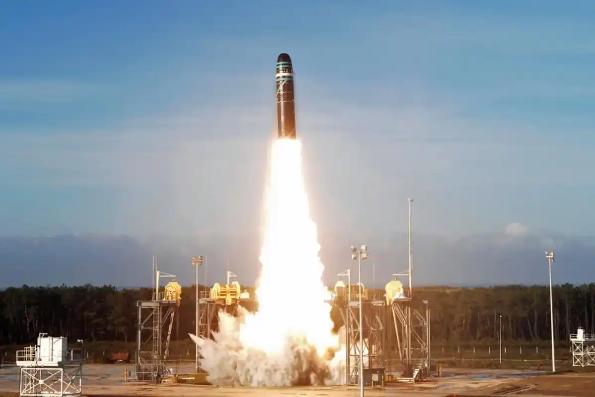 由海基和空基核力量组成,图为法国海基核力量装备的m51潜射弹道导弹