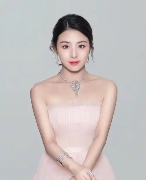 15岁爆红,20岁被雪藏,30岁再次翻红,宝藏女声张含韵的励志人生_生活